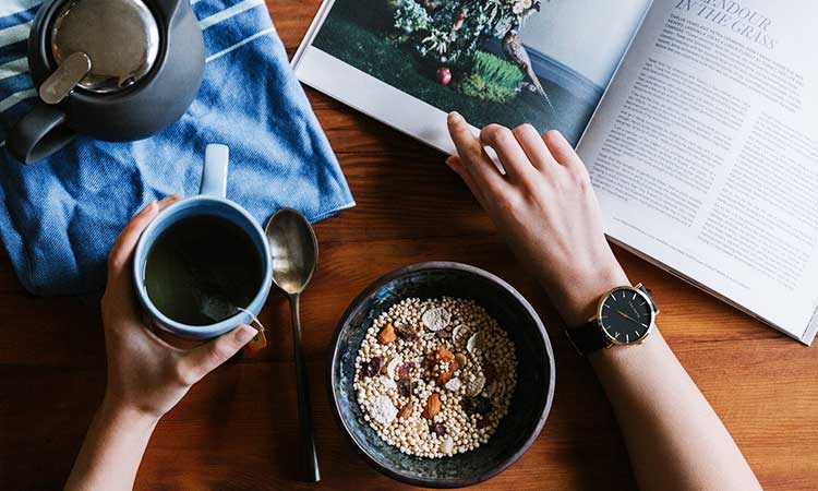 desayuno saludable, te y una revista