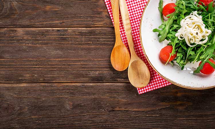 Abendessen, Salat und Holzbesteck