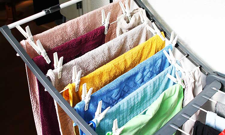 Handtücher auf dem Wäscheständer