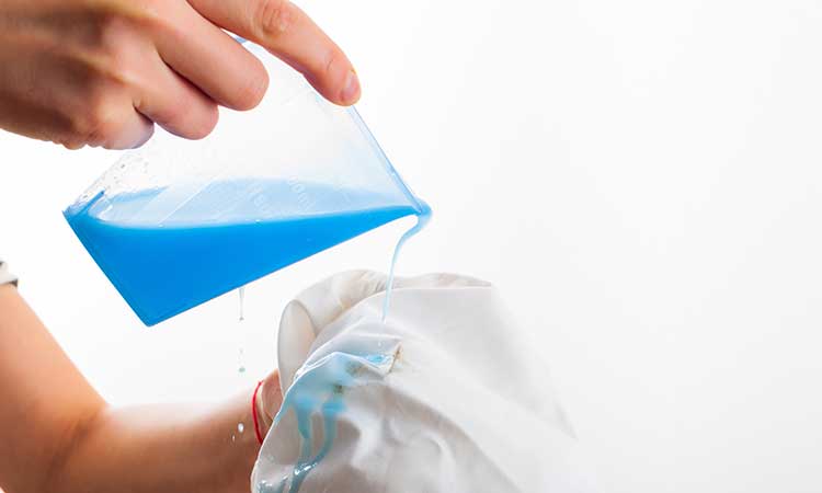 Waschmittelflecken aus Kleidung entfernen, Weißes Hemd und blaues Waschmittel